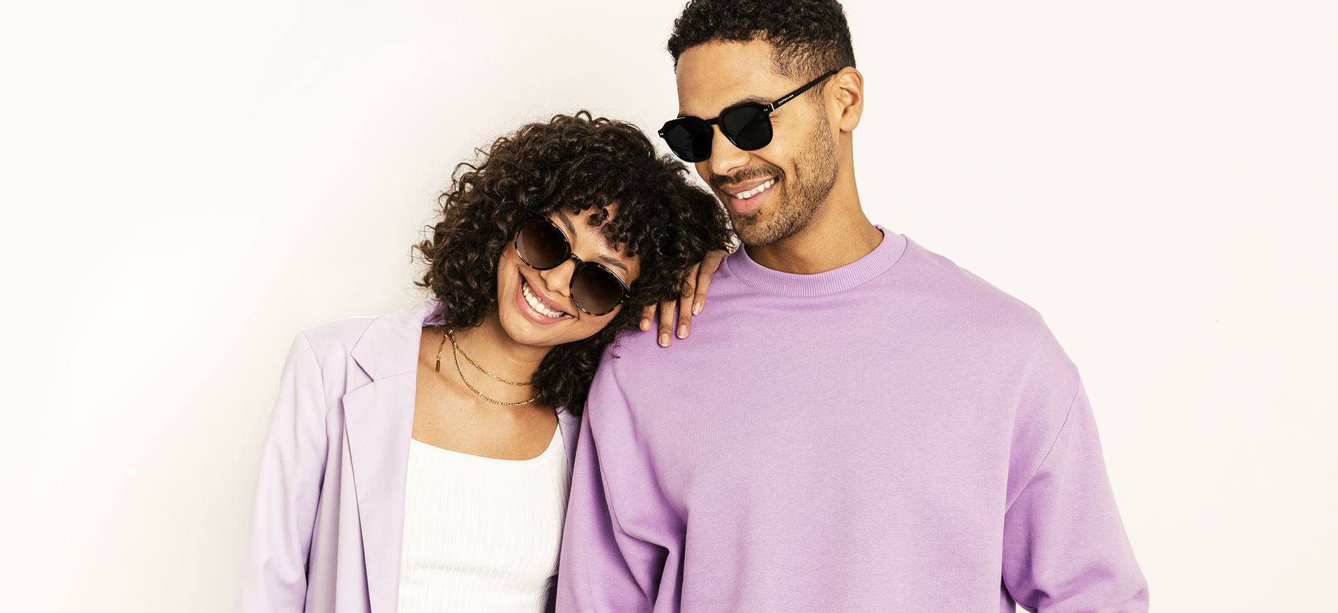 Mann und Frau mit Sonnenbrille lächeln in die Kamera