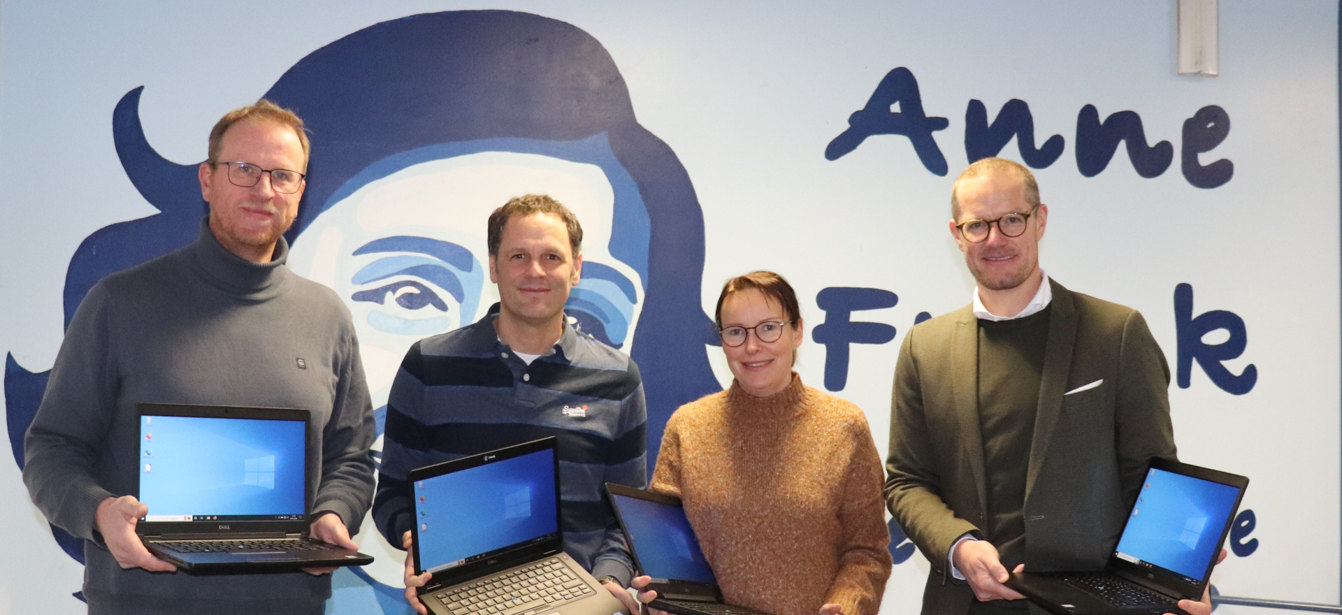 Übergabe der Laptops an die Anne-Frank-Realschule.