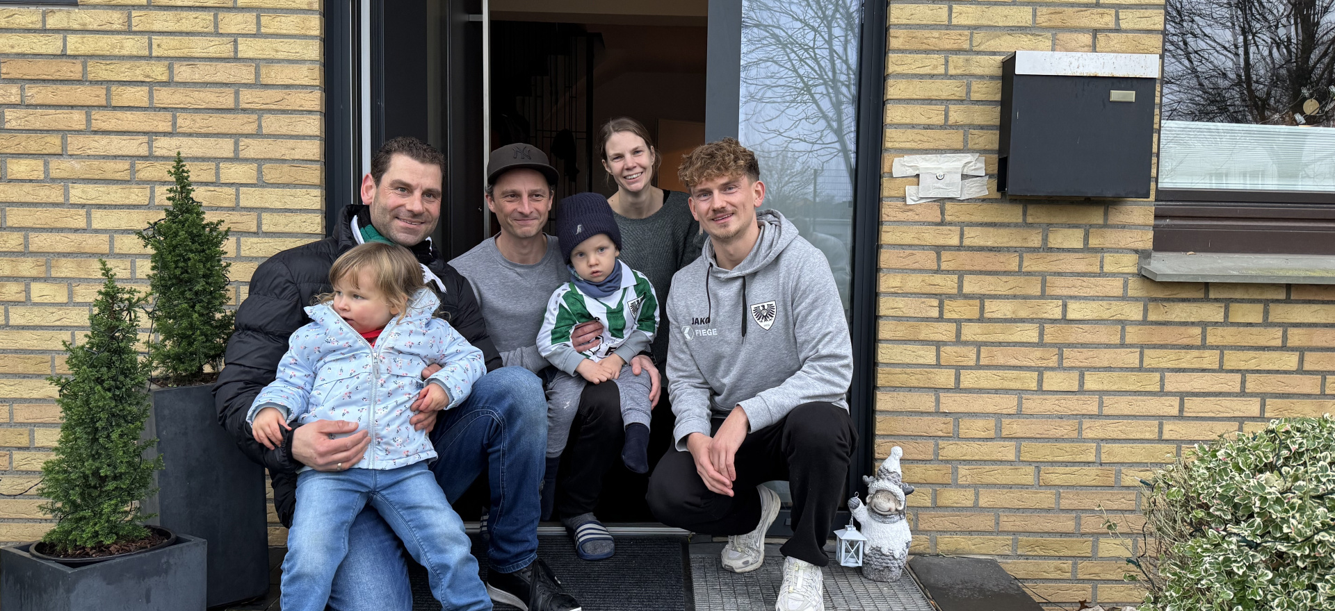 Preußen Spieler besucht eine Familie vor Weihnachten