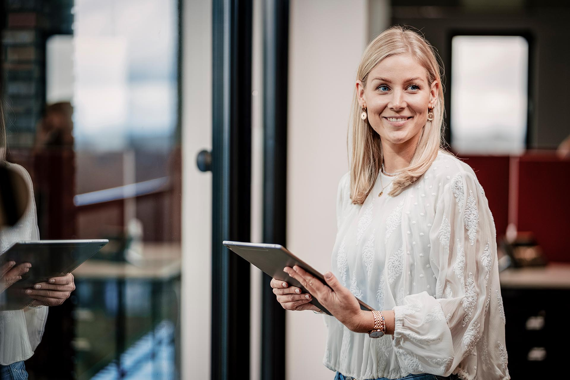 Frau mit Tablet in der Hand