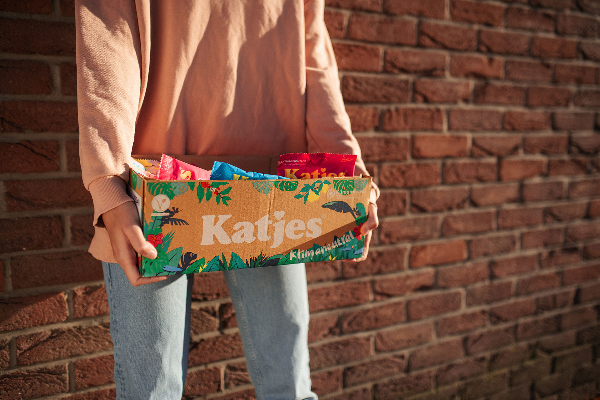 Frau hält Katjes Box mit Fruchtgummitüten in der Hand