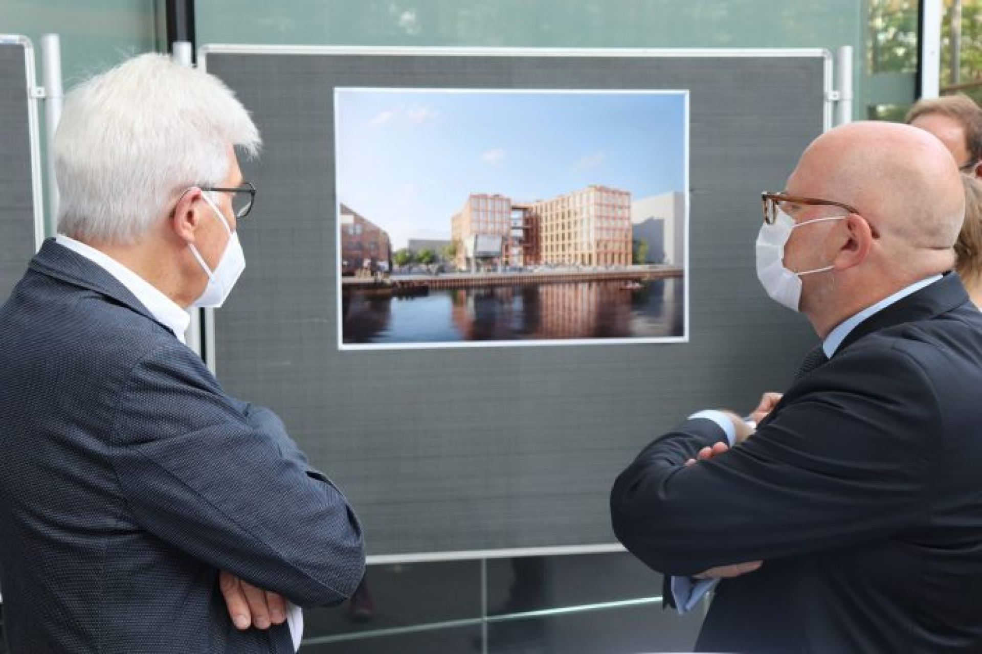 Austellung  eines Fotos des neuen Bürogebäudes bei der Pressevorstellung