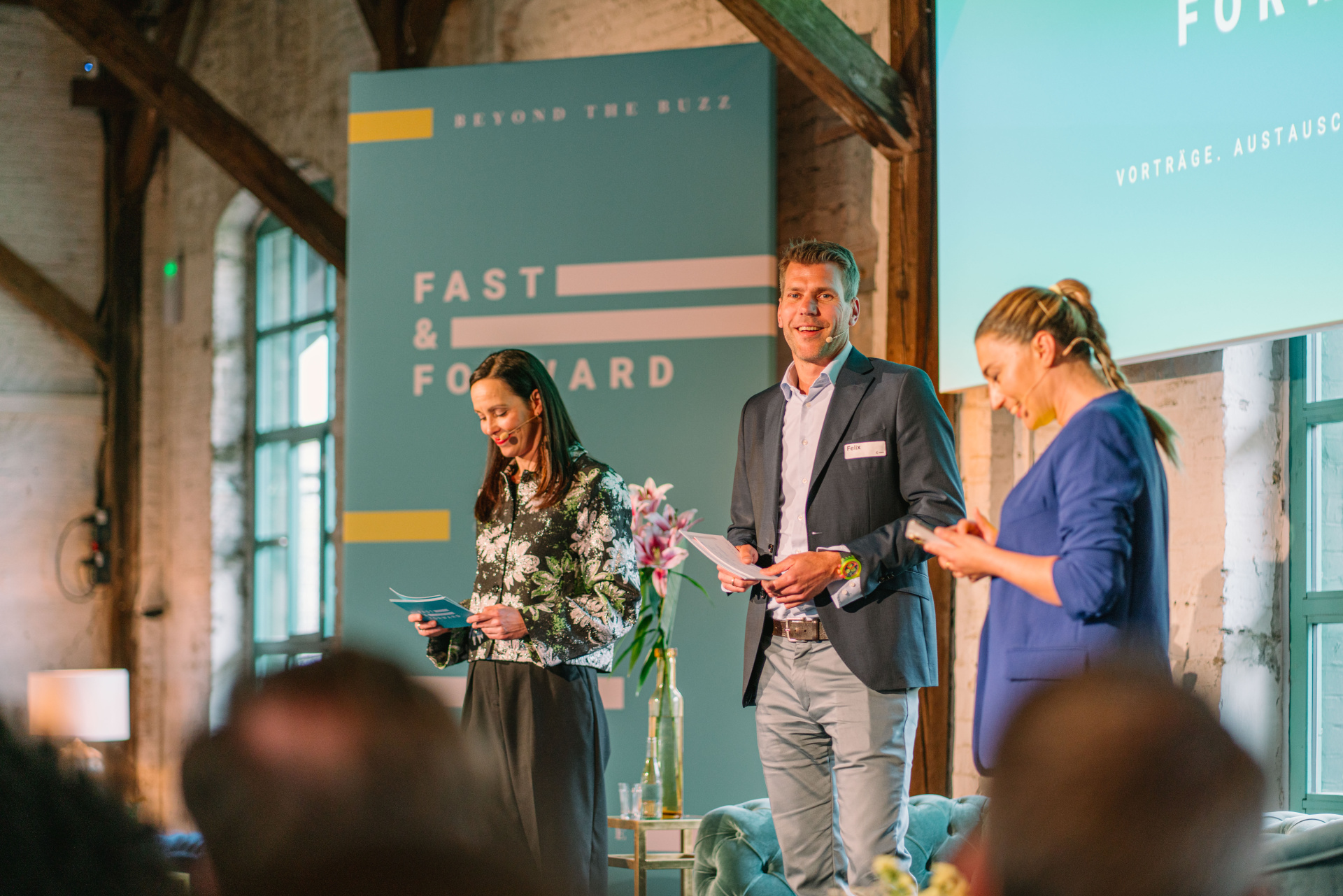 Runde Sache: Zum Abschluss des Tages fassten Kati Wilmsmeier, Executive Director Marketing & Communications bei FIEGE, Co-CEO Felix Fiege und Moderatorin Katrin-Cécile Ziegler (v.l.n.r.) die wichtigsten Erkenntnisse, Thesen und Impulse des FAST & FORWARD 2024 zusammen.