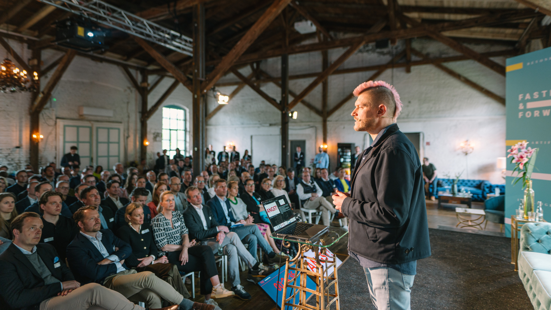 „Wie künstliche Intelligenz die Welt verändert und was das für Logistik, E-Commerce und die Arbeitswelt bedeutet“ – Sascha Lobo hielt die erste Keynote des Tages.