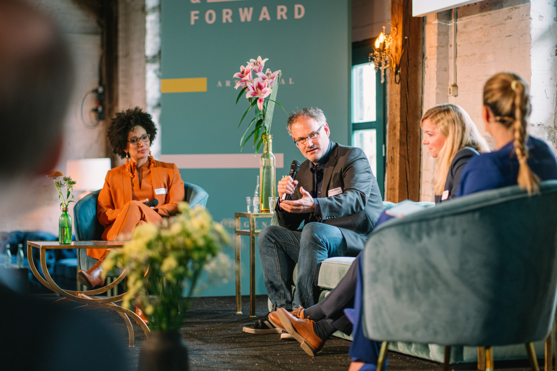 Im ersten Panel des Tages diskutierten Kenza Ait Si Abbou, Vorständin bei FIEGE, Dubravko Dolic, Head of Applied Analytics & AI bei Continental, Dr. Jasmin Kaiser, CIO bei Lufthansa Cargo, und Moderatorin Katrin-Cécile Ziegler (v.l.n.r.) zum Thema „KI-Revolution im Unternehmen: Vom Status quo zur Zukunftsvision“.