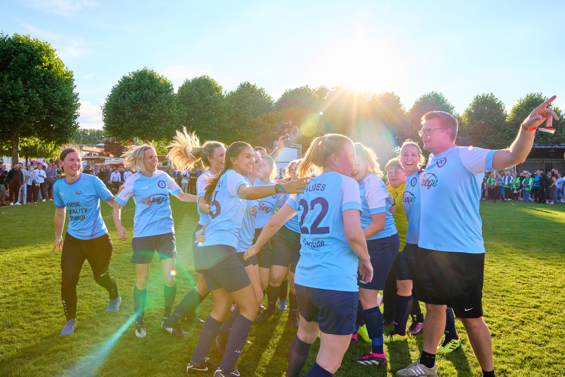 Die SkyBlues feiern ihren Titel in der Damen-Konkurrenz