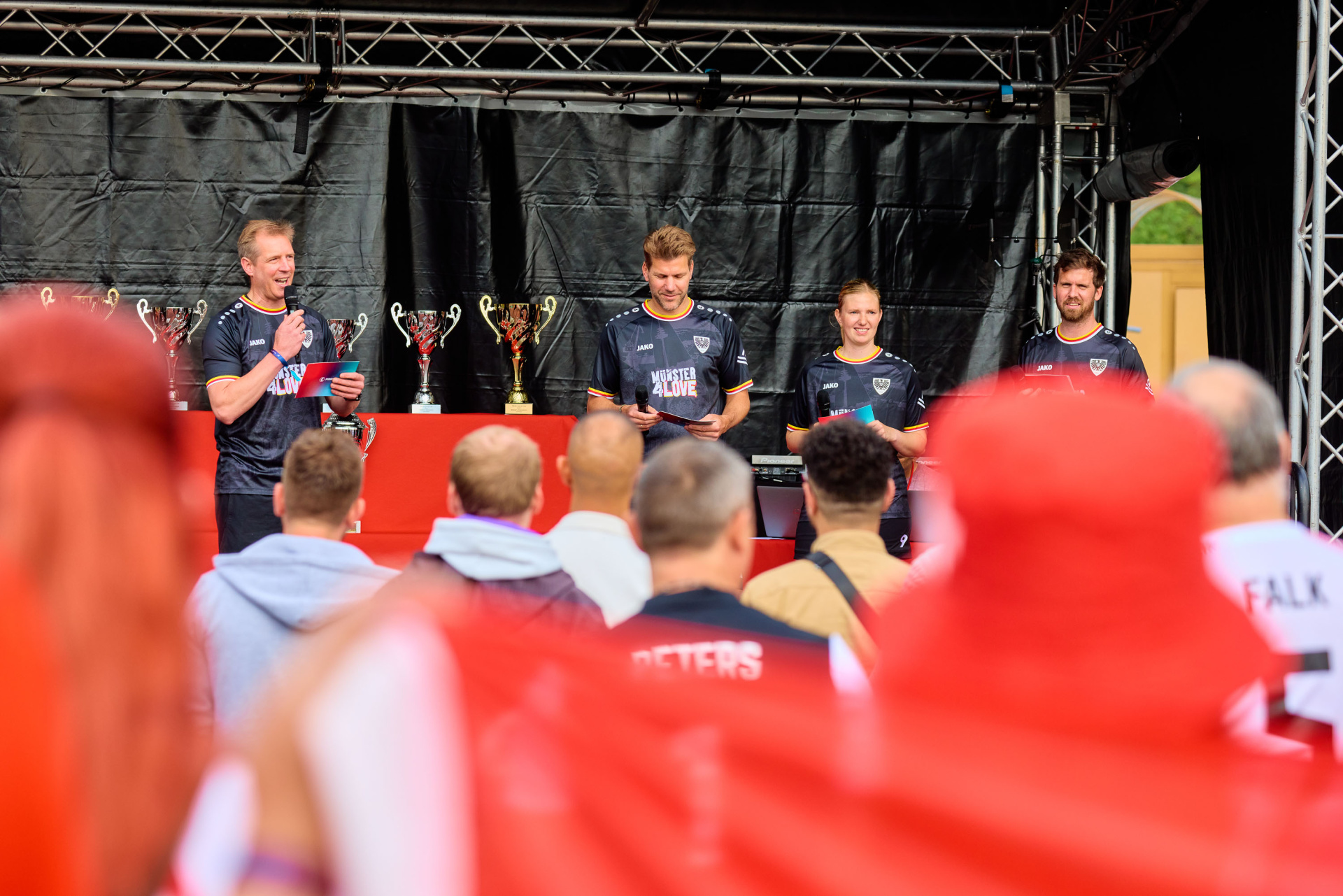 Jens Fiege und Felix Fiege eröffnen den Soccer Cup mit einer kurzen Rede