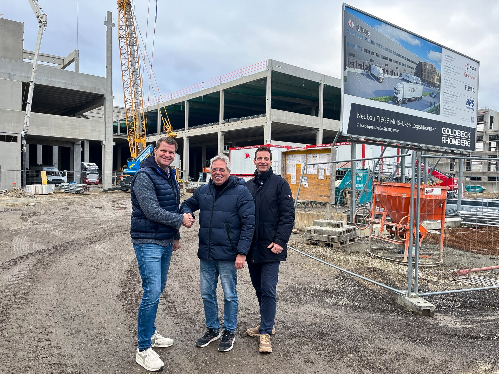 Geschäftsführung von FIEGE Austria vor der Baustelle des neuen FIEGE Logistikzentrums in Wien