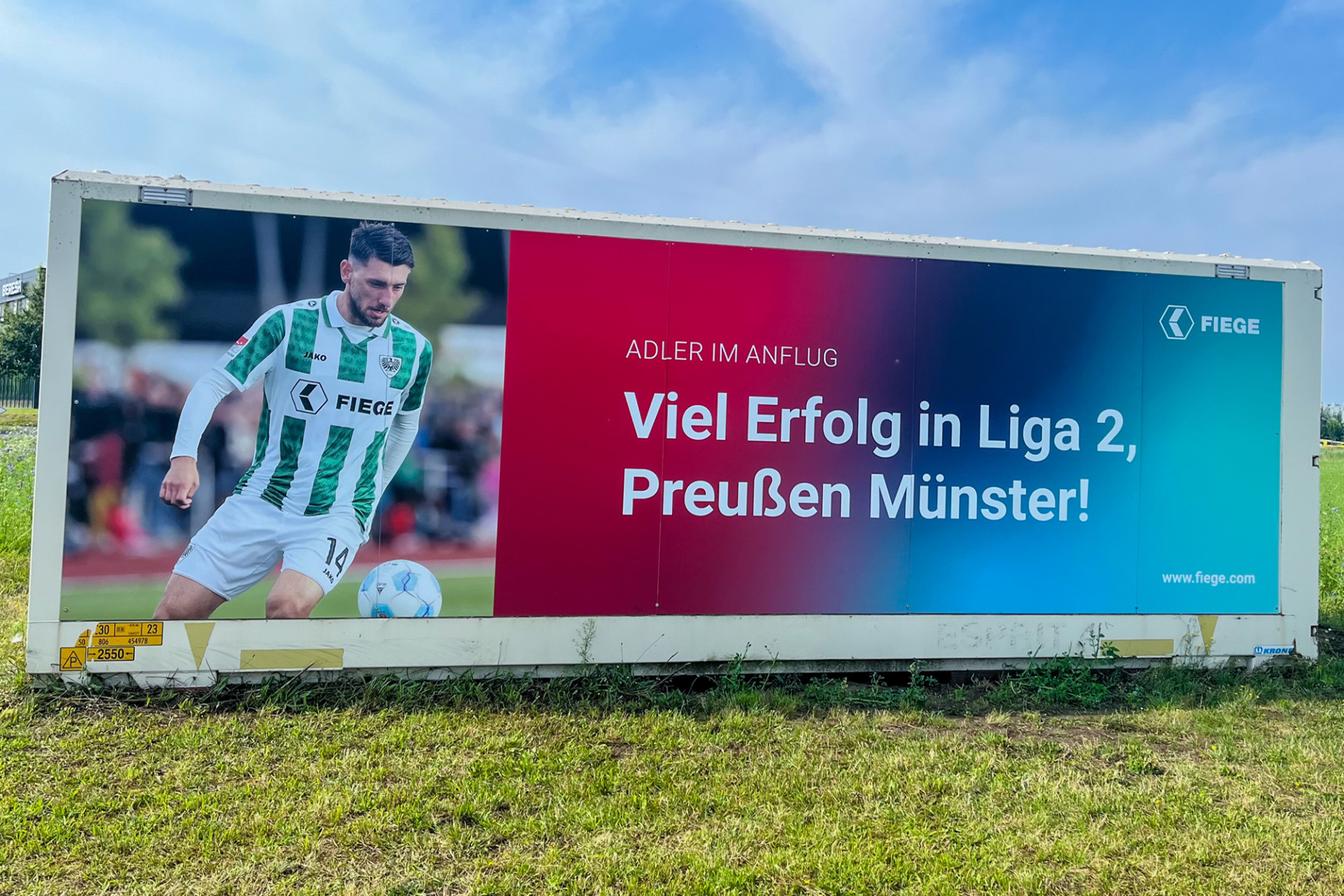 FIEGE wünscht dem SC Preußen Münster mit einem Banner viel Erfolg für die Zweitliga-Saison.