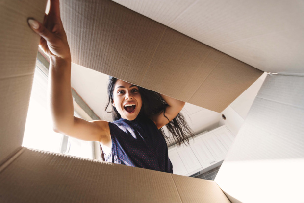 Frau schaut in ein Paket