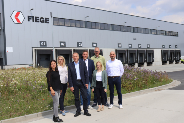 Gruppenbild vor Logistikzentrum bei Inbetriebnahme