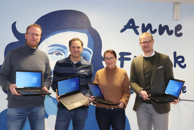 Übergabe der Laptops an die Anne-Frank-Realschule.