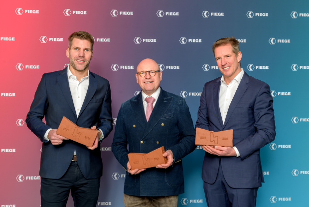 Münsters OB Markus Lewe gratuliert Felix Fiege und Jens Fiege.