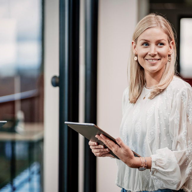 Frau mit Tablet in der Hand