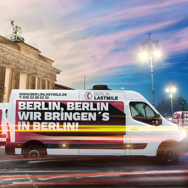 Transporter fahren vor Berliner Tor her