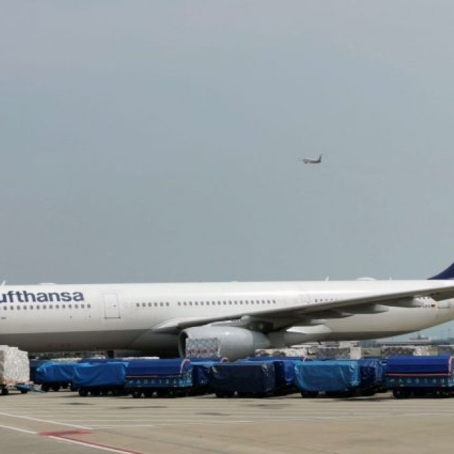 Das erste Flugzeug aus Shenzhen nach Frankfurt mit Ware für FIEGE an Bord