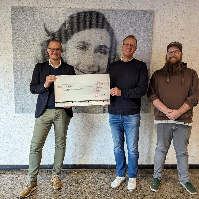 Spendenübergabe an die Anne Frank Schule