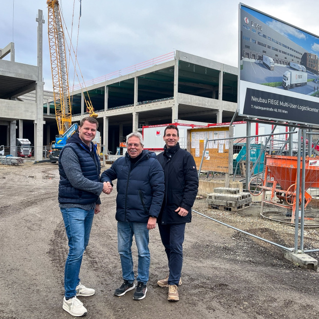 Geschäftsführung von FIEGE Austria vor der Baustelle des neuen FIEGE Logistikzentrums in Wien