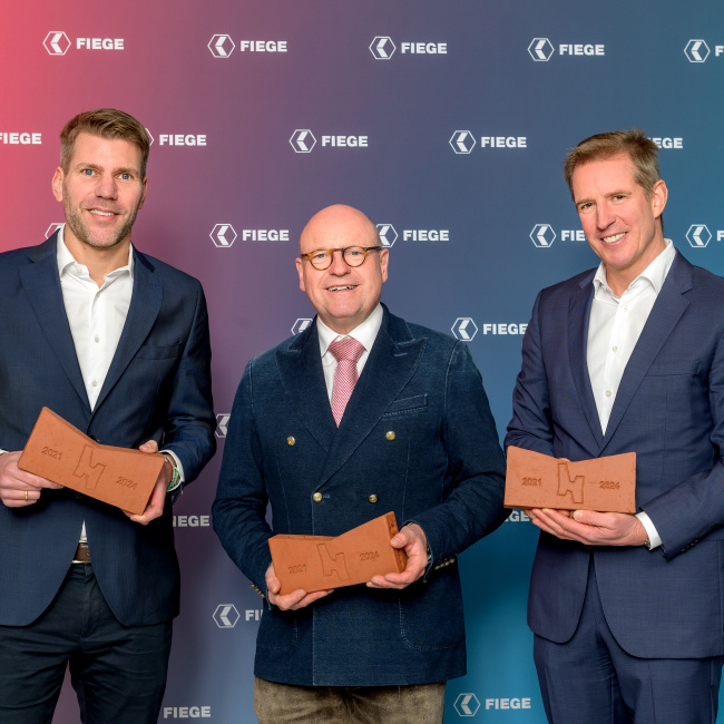 Münsters OB Markus Lewe gratuliert Felix Fiege und Jens Fiege.